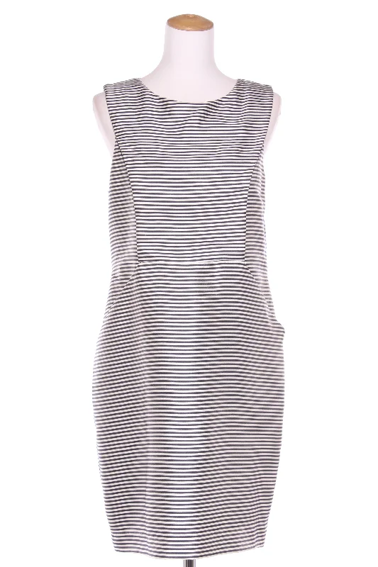 Backless Women Dress for a Sexy and Alluring Look at Evening Events Backless Women Dress for a Sexy and Alluring Look at Evening Events BASQUE - Woven stripe dress + pockets! 14 Backless Women Dress for a Sexy and Alluring Look at Evening Events Backless Women Dress for a Sexy and Alluring Look at Evening Events BASQUE - Woven stripe dress + pockets! 14