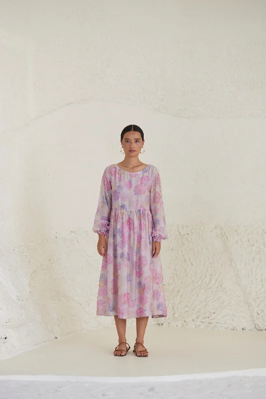 Empire Waist Women Dress to Accentuate the Bust and Conceal the Waist Empire Waist Women Dress to Accentuate the Bust and Conceal the Waist Hand-in-Hand Pink Dress Empire Waist Women Dress to Accentuate the Bust and Conceal the Waist Empire Waist Women Dress to Accentuate the Bust and Conceal the Waist Hand-in-Hand Pink Dress
