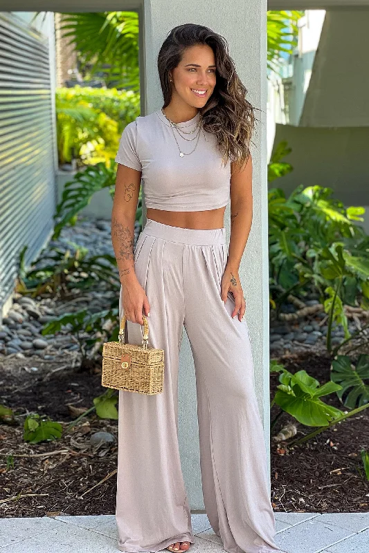 Maxi dresses with a gathered skirt for a voluminous and dramatic effectOatmeal Crop Top And Pants Set Maxi dresses with a gathered skirt for a voluminous and dramatic effectOatmeal Crop Top And Pants Set
