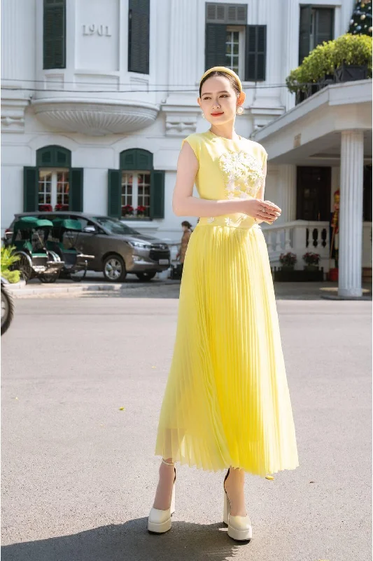 Midi dresses with mesh inserts for a trendy and breathable optionVeronica Pleated Round Neck Taffeta Midi Dress