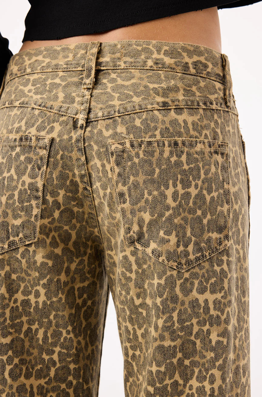 Women's straight - leg lounge pants Mom jeans for a nostalgic and casual look AMO BILLIE JEAN IN LEOPARD Women's straight - leg lounge pants Mom jeans for a nostalgic and casual look AMO BILLIE JEAN IN LEOPARD