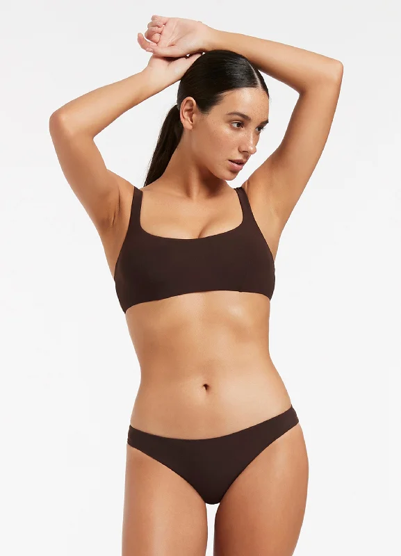 String bikini for a minimalistic and sexy beach styleJetset Hipster Pant - Chocolate String bikini for a minimalistic and sexy beach styleJetset Hipster Pant - Chocolate
